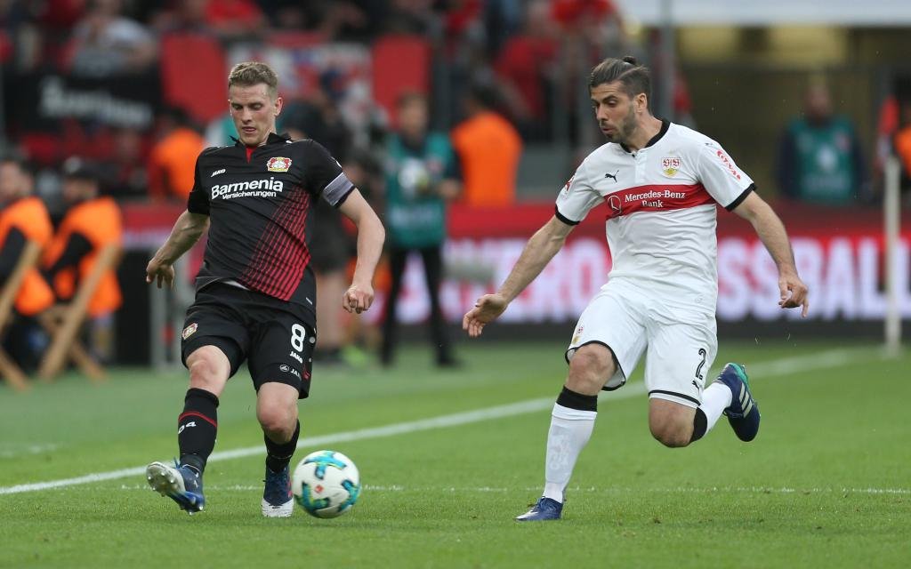 Lars Bender (Leverkusen) und Emiliano Insua (Stuttgart) im Laufduell Saison 2017/18.