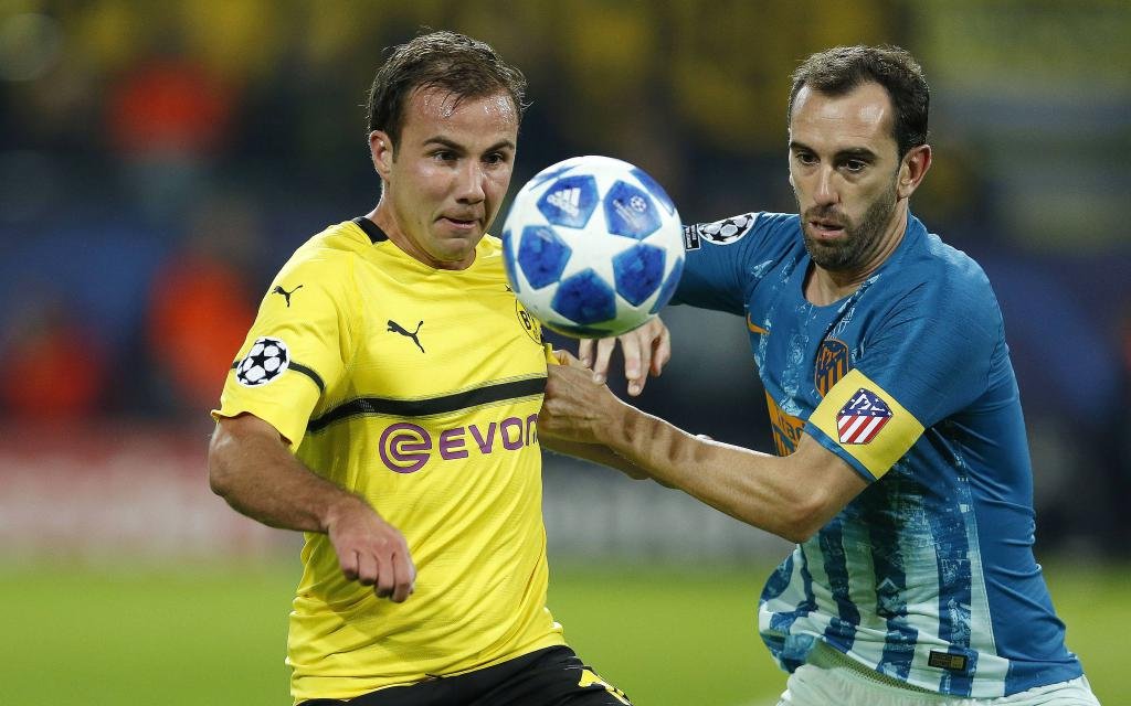 Mario Götze gegen Diego Godin im Gruppenspiel Borussia Dortmund - Atletico Madrid. Saison 2018/19.