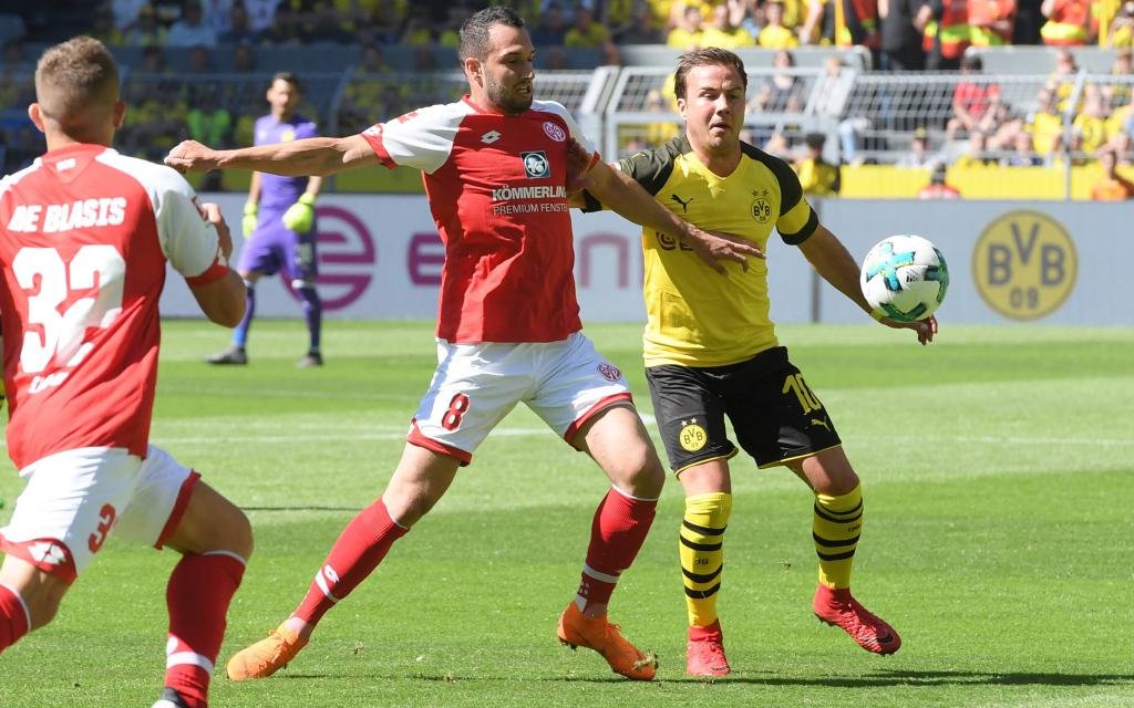 Mario Götze (Borussia Dortmund), re., gegen Levin Oeztunali, Levin Öztunali (Mainz 05) in der Saison 2017/18.