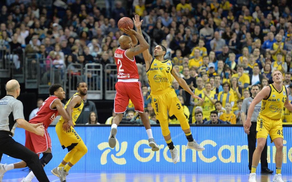 Berlins Siva (2.v.r) mit der Defensivaktion gegen Bambergs Hickmann (4.v.l.)