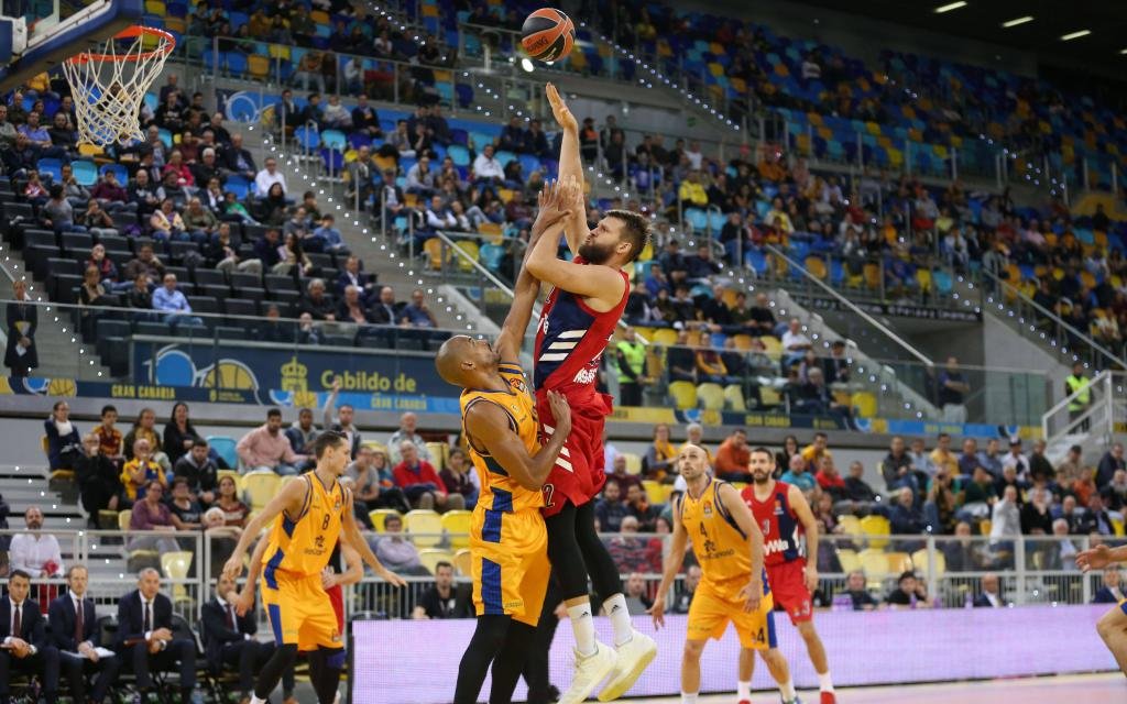 Nationalspieler Barthel (M.) vom FC Bayern mit dem Post-Play bei Gran Canaria in der Euroleague