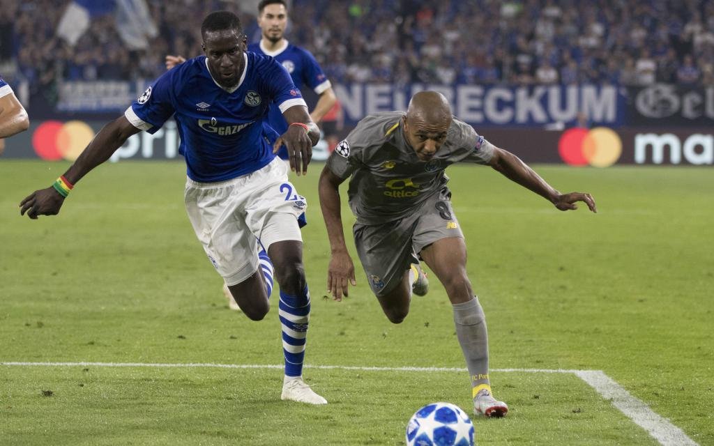 Salif Sane vom FC Schalke im Zweikampf mit Brahimi vom FC Porto.