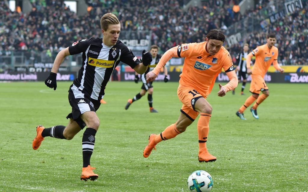 Patrick Herrmann (Mönchengladbach) im Laufduell mit Nico Schulz (r.).