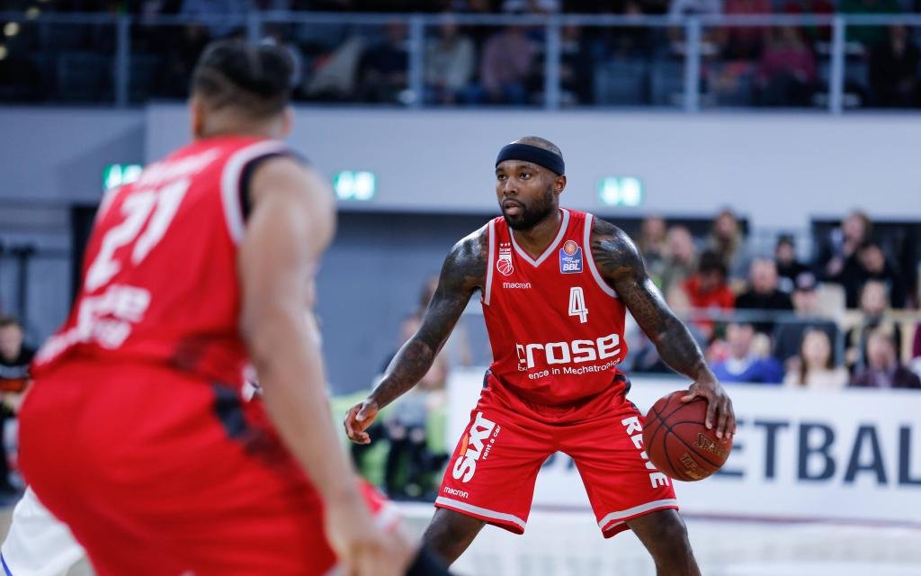 Ex-Münchener Rice beim Ballvortrag für sein neues Team Brose Bamberg