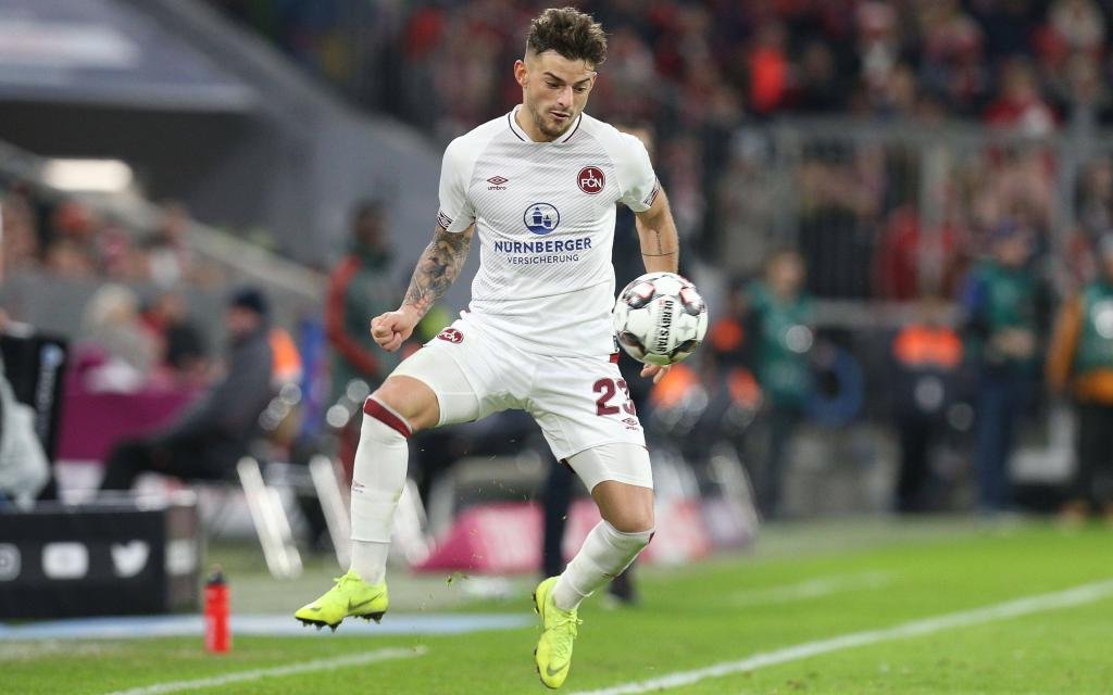 Tim Leibold 23 (1.FC Nuernberg) bei der Ballannahme