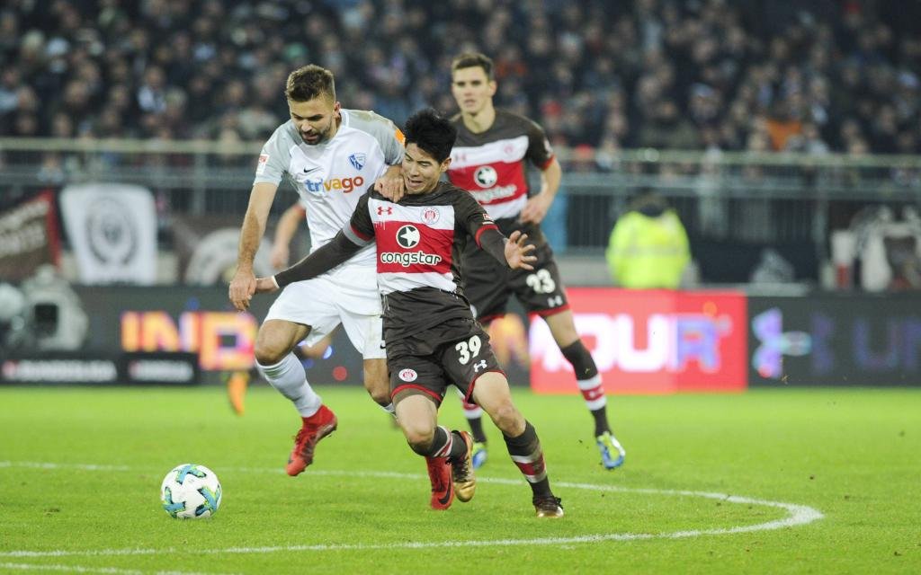 Lukas Hinterseer (Nr. 16, VfL Bochum) und Yiyoung Park (Nr. 39, FC St. Pauli) im Zweikampf im Ligaspiel FC St. Pauli - VfL Bochum.