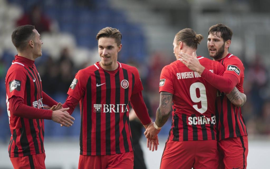 Manuel Schaeffler (SV Wehen Wiesbaden) Torjubel mit Jeremias Lorch, Soeren Reddemann und Niklas Dams (von links).