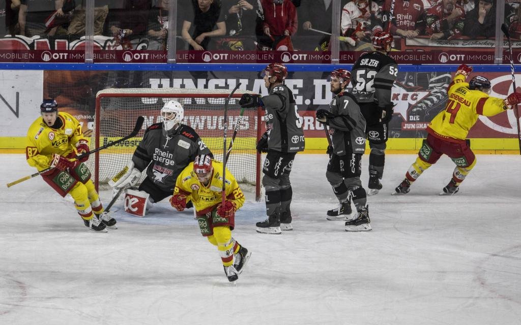 Wintergame der DEL in Köln: Rheinderby zwischen den Haien und der DEG im Fußballstadion.