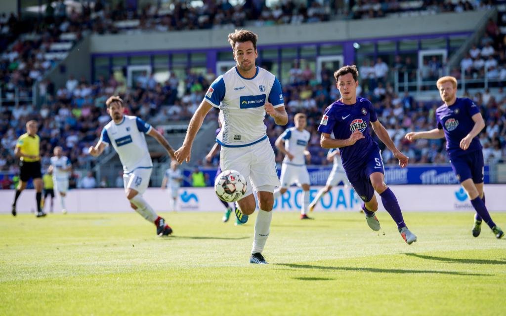 12. August 2018: Aue, Erzgebirgsstadion: Fussball 2. Bundesliga, 2. Spieltag: FC Erzgebirge Aue - 1. FC Magdeburg: Aues Clemens Fandrich (lila) gegen Magdeburgs Christian Beck