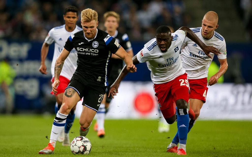 Andreas Voglsammer (Arminia Bielefeld, 21), Orel Mangala (Hamburger SV, 25), Rick van Drongelen (Hamburger SV, 4) am 3. Spieltag der Saison 2018/19 HSV - Arminia.