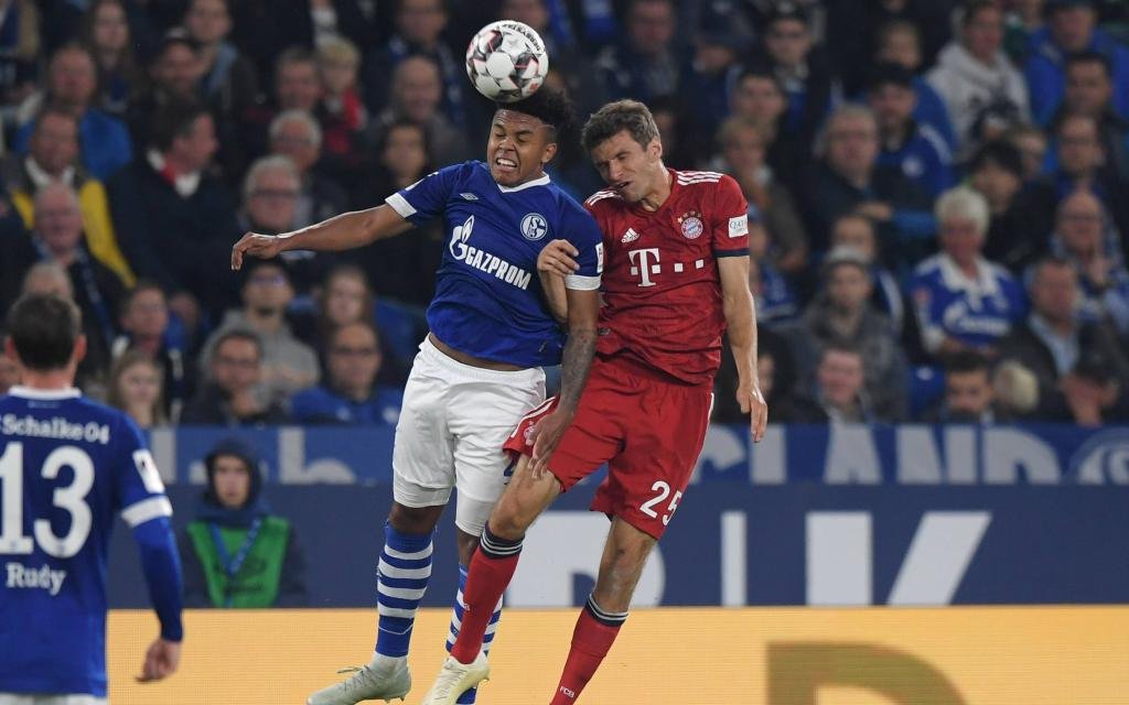 4. Spieltag, FC Schalke 04 - FC Bayern Muenchen 0:2, v.li., Weston McKennie (Schalke 04), Thomas Mueller, Thomas Müller (Bayern Muenchen)