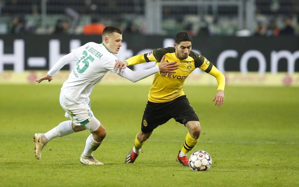 Dortmund, Signal-Iduna-Park, 10.11.18: Achraf Hakimi Mouh (Borussia Dortmund) (R) gegen Maximilian Eggestein (Werder Bremen) im Spiel der 1. Bundesliga zwischen Borussia Dortmund vs. Werder Bremen in der Saison 2018/2019