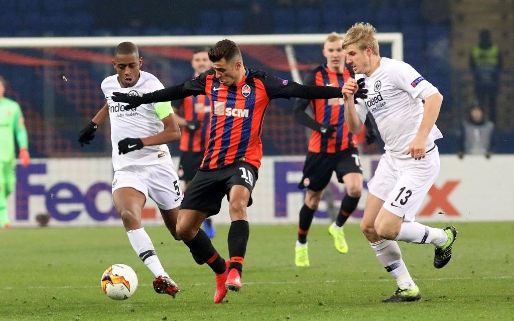 Junior Moraes (2nd R) von FC Shakhtar Donetsk im Zweikampf mit Gelson Fernandes (L) und Martin Hinteregger (R)