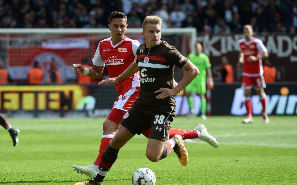 Fußball, Herren, Saison 2018/19, 2. Bundesliga, 3. Spieltag, 1. FC Union Berlin - FC St. Pauli, Robert Zulj (Nr. 32, 1. FC Union Berlin), Florian Carstens (Nr. 38, FC St. Pauli)