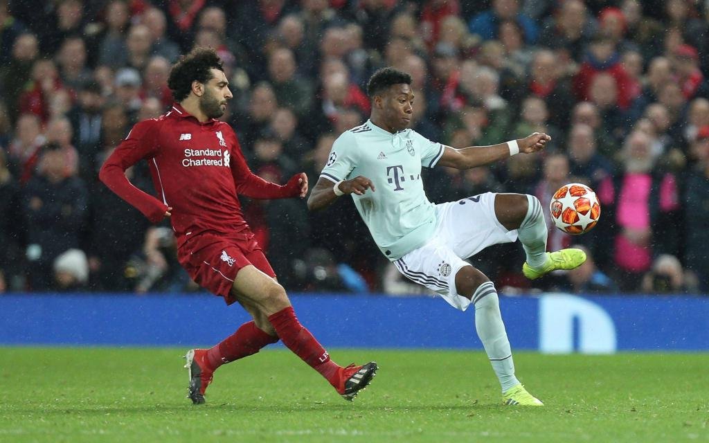 David Alaba im Zweikampf mit Mo Salah im Achtelfinal-Hinspiel der Champions League 2018/19 zwischen dem FC Liverpool und Bayern München.