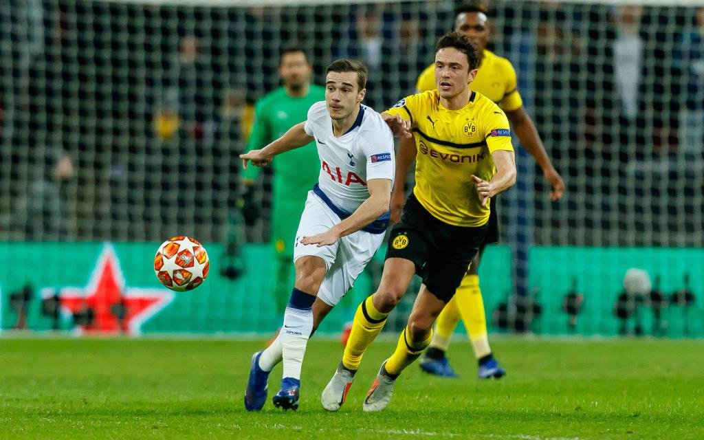 Harry Winks (TFC) und Thomas Delaney (BVB) im Zweikampf