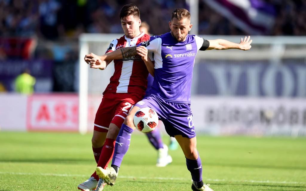 Fußball 3. Liga 11. Spieltag VfL Osnabrück - 1. FC Kaiserslautern am 06.10.2018 an der Bremer Brücke in Osnabrück Dominik Schad (Kaiserslautern) im Zweikampf gegen Marc Heider (Osnabrueck)