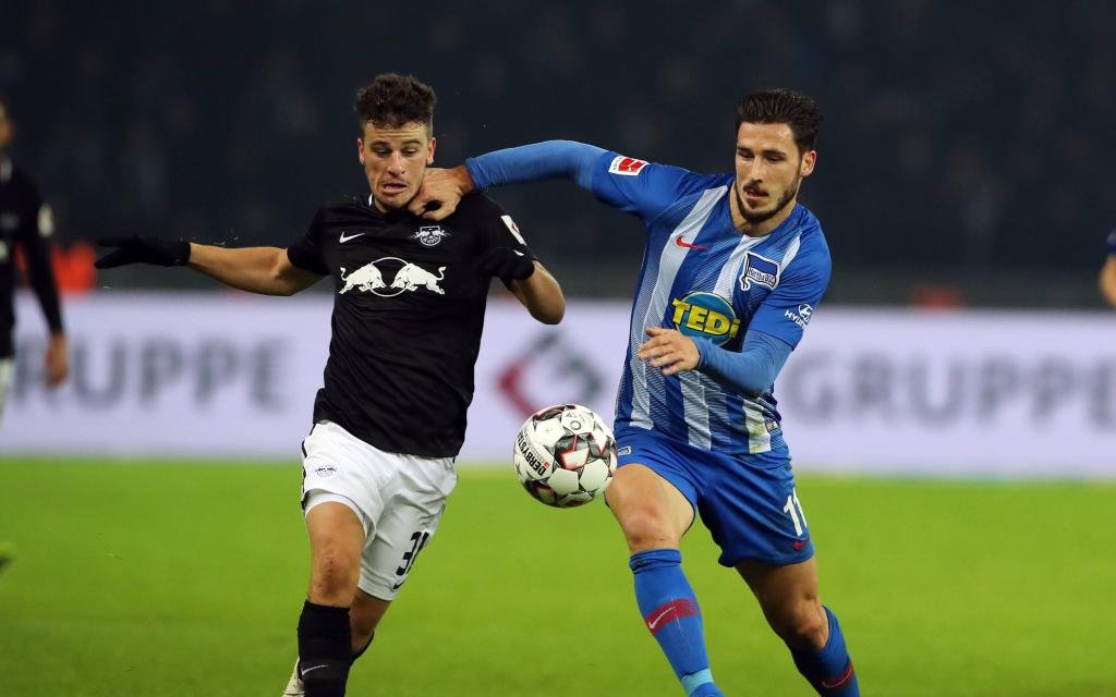 Diego Demme, Mathew Leckie / Aktion / Spielszene / Zweikampf / / Fußball Fussball / DFL Bundesliga / Saison 2018/2019 / 03.11.2018 / Hertha BSC Berlin vs. Rasen Ballsport RB Leipzig RBL