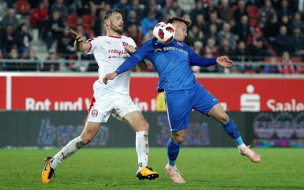 Jan Washausen (Halle) gegen Mirnes Pepic (Rostock) im Spiel Hallescher FC - Hansa Rostock Saison 2018/19.