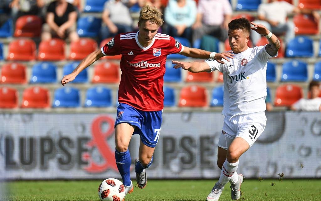 Finn Porath (Unterhaching, 7) Patrick Göbel (Patrick Goebel, Würzburger Kickers, 31) im Zweikampf