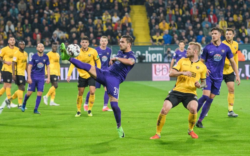 Ex-Dynamo Pascal Testroet (links) neben Dresdens Brian Hamalainen (rechts); SG Dynamo Dresden - FC Erzgebirge Aue