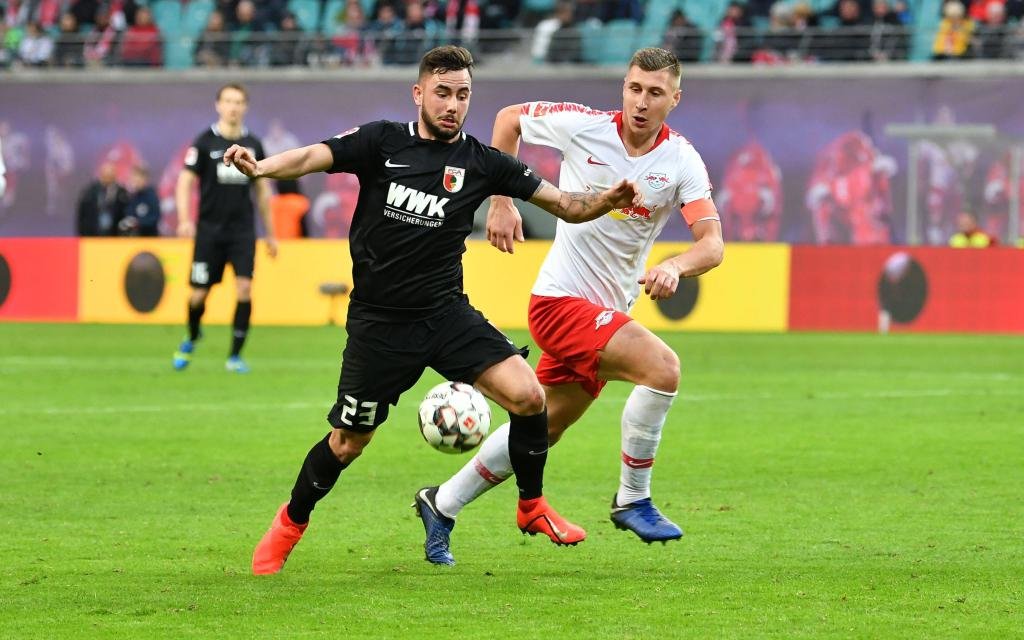 l-r: im Zweikampf, Aktion, mit Marco Richter 23 (FC Augsburg) und Willi Orban 4 (RB Leipzig)