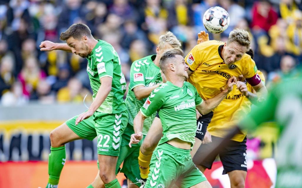 Fußball, 2. Bundesliga, Saison 2018/2019, 6. Spieltag, SG Dynamo Dresden - SpVgg Greuther Fürth, Sonntag (30.09.2018), Rudolf-Harbig-Stadion, Dresden. Dynamos Marco Hartmann (re.) gegen Fürths Richard Magyar (2.v.re.), Lukas Gugganig (2.v.li.) und Mario Maloca (li.).