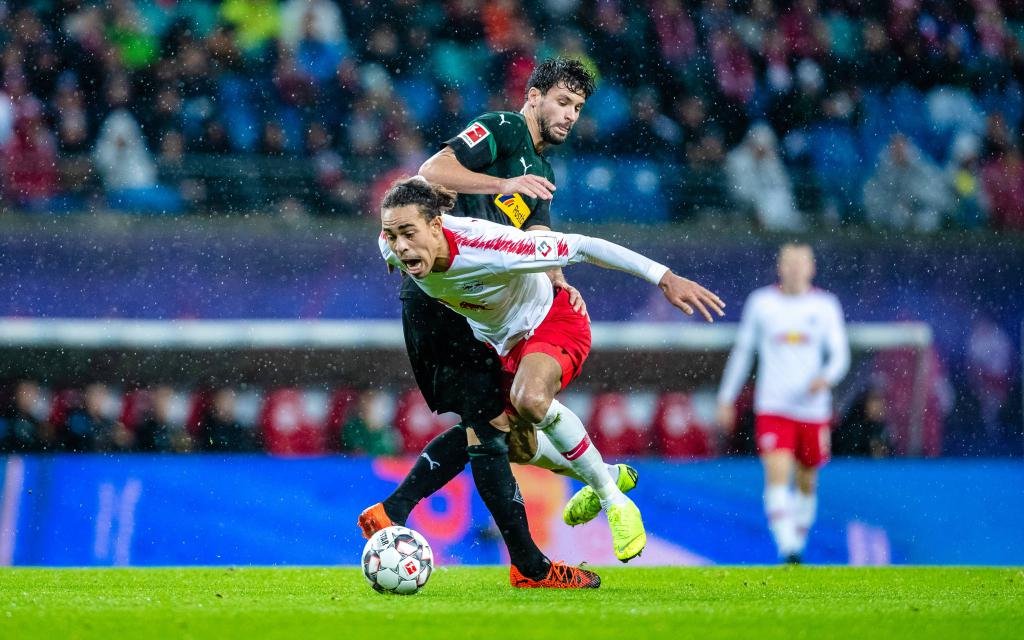 Fussball - Bundesliga (Herren) - Saison 2018-2019 - 13. Spieltag, RB Leipzig - Borussia Mönchengladbach Yussuf Poulsen 9 (RB Leipzig), Tobias Strobi 5 (Borussia Moenchengladbach) waehrend der 1. Bundesliga (Herren) Saison 2018-2019 zwischen RB Leipzig und Borussia Mönchengladbach in der Red Bull Arena am 2. December 2018 in Leipzig