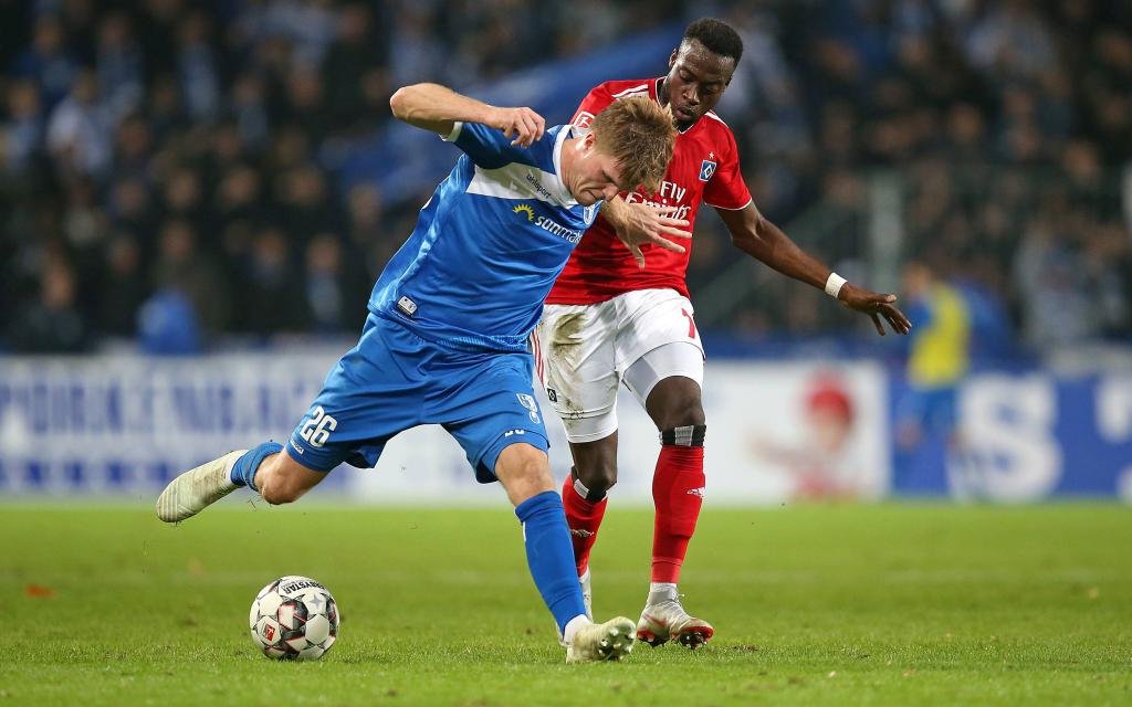 Magdeburg, Germany, 26.10.2018, 2. Bundesliga 11. Spieltag, 1. FC Magdeburg - Hamburger SV, Marius Buelter (1. FC Magdeburg) und Khaled Narey (Hamburg) im Zweikampf