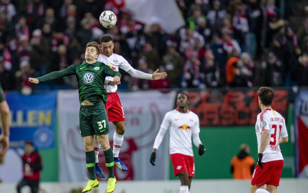 Fussball, DFB-Pokal (Herren) - Saison 2018-2019 - RB Leipzig und VfL Wolfsburg Tyler Adams 14 (RB Leipzig) im Kopfballduell mit Elvis Rexhbecaj 37 (VfL Wolfsburg)