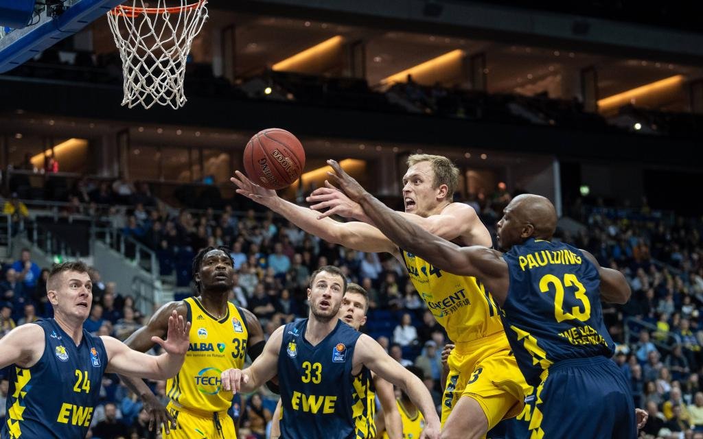 Albas Leistungsträger Sikma (M.) beim Kampf um den Ball mit Oldenburgs Paulding (r.)