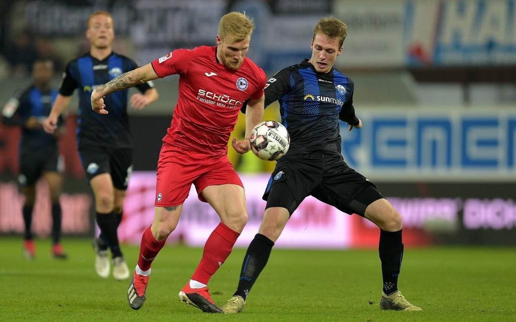 2.Bundesliga Saison 2018/2019 DSC Arminia Bielefeld - SC Paderborn 07 Andreas VOGLSAMMER (21) Bielefeld Sebastian SCHONLAU (13) Paderborn