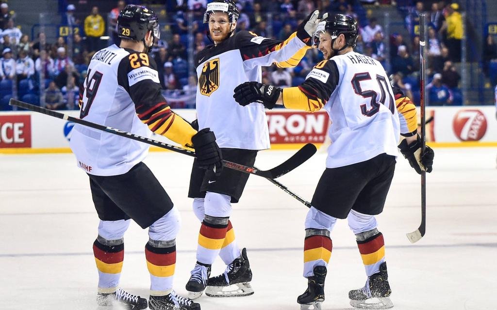 Leon Draisaitl, Korbi Holzer und Patrick Hager freuen sich über den 4:2-Sieg des DEB-Teams gegen Finnland.