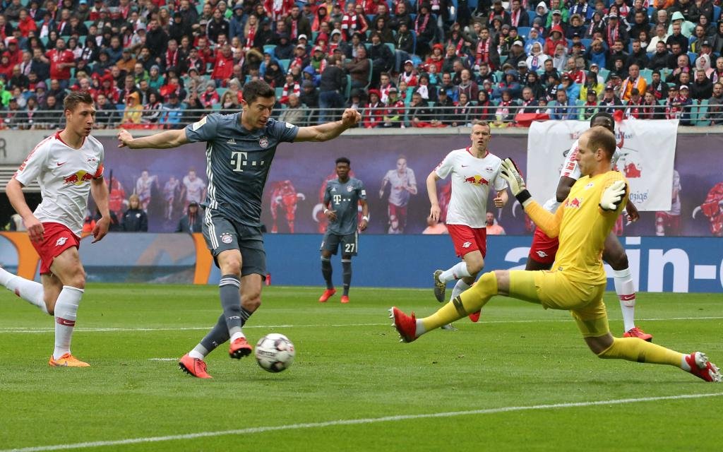 Robert Lewandowski, Torwart Peter Gulacsi / Aktion / Spielszene / Zweikampf / / Fußball Fussball erste 1.Bundesliga / Saison 2018/2019 / 11.05.2019 / RB Leipzig RBL vs. FC Bayern München FCB