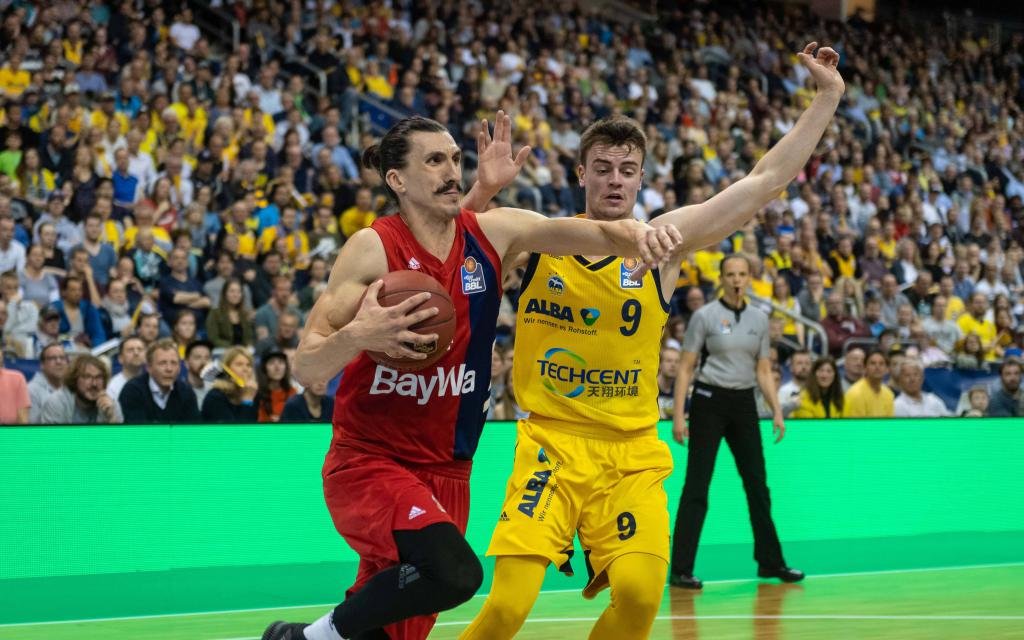 München Djedovic beim Abschluss gegen Mattisseck (ALBA Berlin)