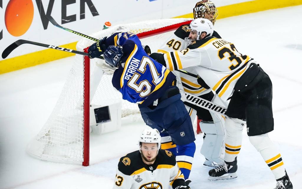 Im Spiel 6 gehts zwischen Boston Bruins Verteidiger Zdeno Chara (32) und Blues Stürmer David Perron (57) mächtig zur Sache.