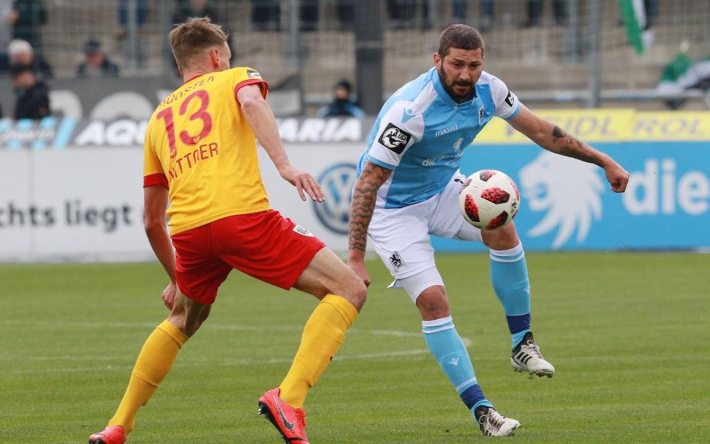 Sascha Mölders (re.) (TSV 1860 München) gegen Ole Kittner (Münster) / Fussball / 3. Liga / Grünwalderstadion / 13.04.2019