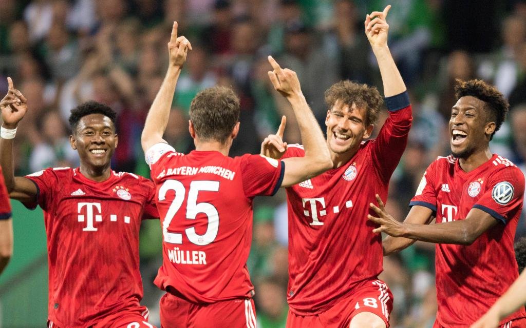 David ALABA (M), Torschuetze Thomas MUELLER (Müller, M), Leon GORETZKA (M) und Kingsley COMAN (M) juebeln ueber das Tor zum 2:0 fuer den FC Bayern Muenchen gegen Bremen