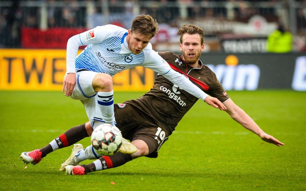 FC St. Pauli vs. DSC Arminia Bielefeld, Fussball, 2. Bundesliga, 14.04.19 Patrick Weihrauch (Nr. 7, DSC Arminia Bielefeld) gegen Christopher Buchtmann (Nr. 10, FC St. Pauli)