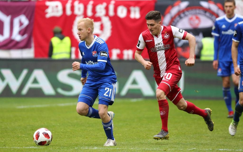 Sascha Bigalke (Unterhaching) im Zweikampf mit Dominik Schad (Kaiserslautern) beim Spiel des 1. FC Kaiserslautern vs. SpVgg Unterhaching in der 3. Liga am 04.05.2019