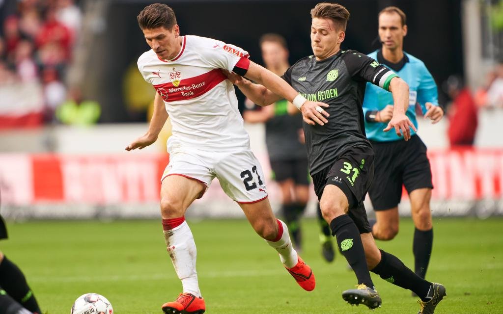 Waldemar Anton im Zweikampf mit Mario Gomez im Spiel VfB Stuttgart - Hannover 96.