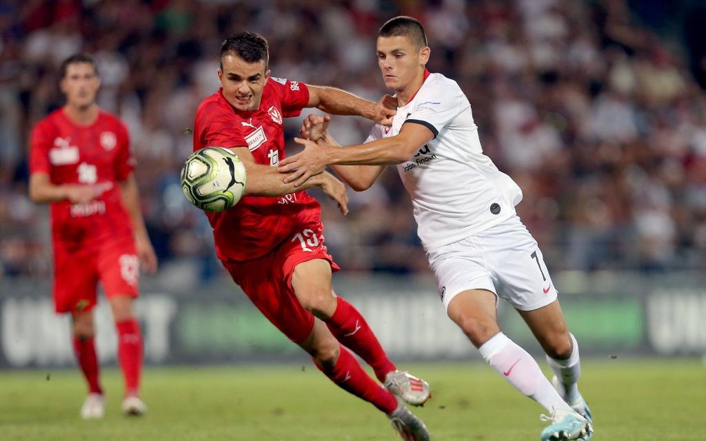 Vaduz, Principality of Liechtenstein 08.08.2019, Europa League, Dritte Qualifikationsrunde, FC Vaduz vs. Eintracht Frankfurt, Yannick Schmid (FCV) und Dejan Joveljic (SGE) im zweikampf