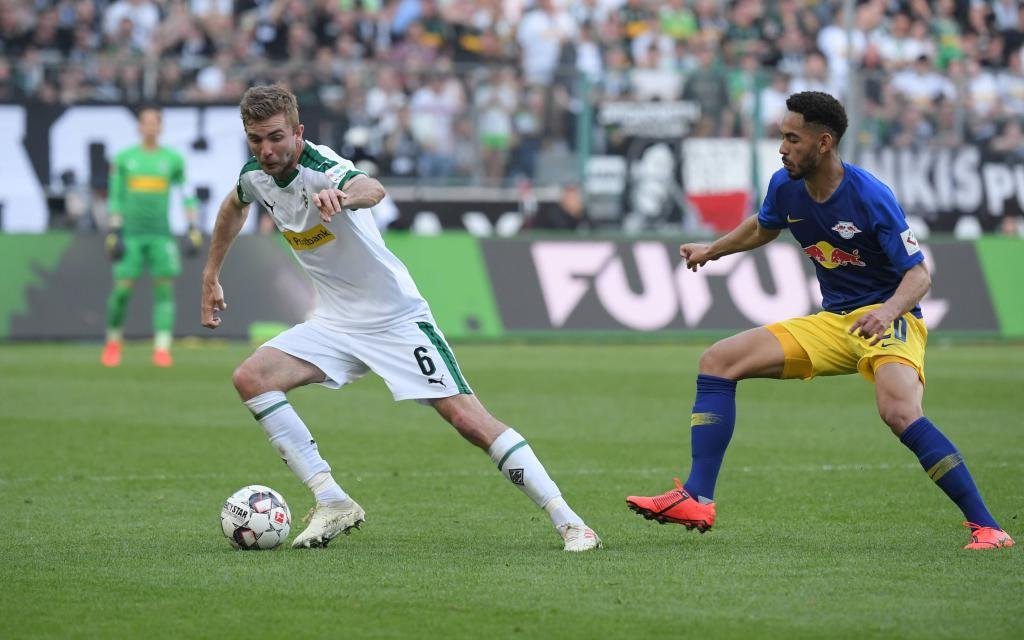 Borussia Moenchengladbach - RB Leipzig 1:2, v.li., Christoph Kramer (Borussia Moenchengladbach), Matheus Cunha (RB Leipzig)