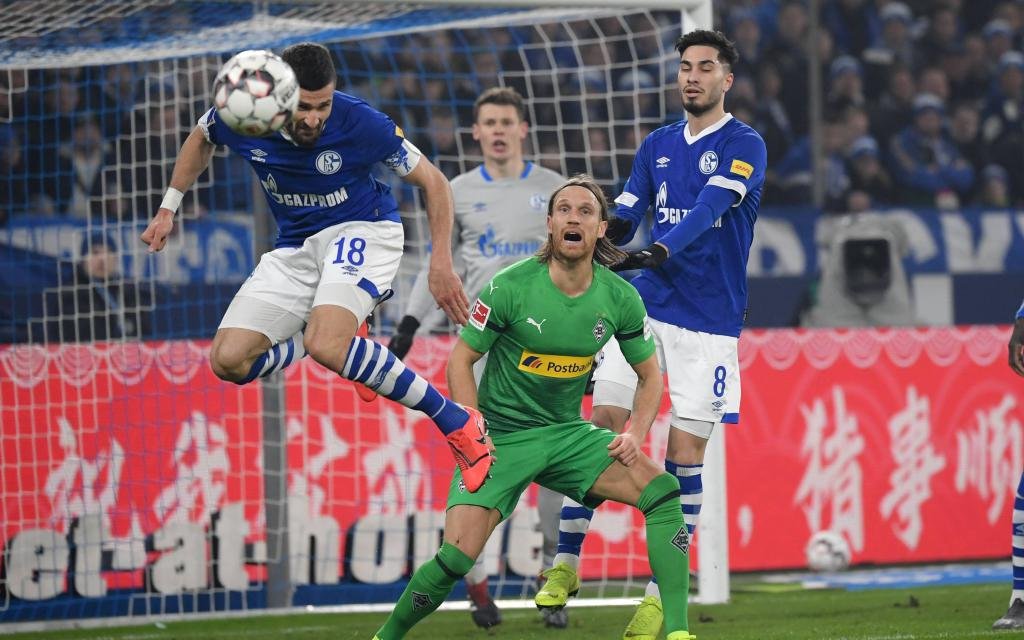 ussball GER, Saison 2018 2019, 1. Bundesliga, 20. Spieltag, FC Schalke 04 - Borussia Moenchengladbach 0:2, v.li., Daniel Caligiuri (FC Schalke 04), Michael Lang (Borussia Moenchengladbach), Suat Serdar (FC Schalke 04)