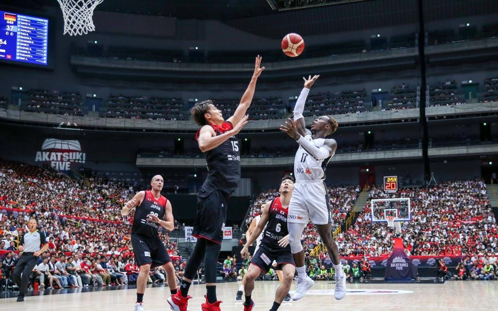 NBA-Star Schröder (r.) im Duell mit Japans Abwehr beim Testspiel vor der WM