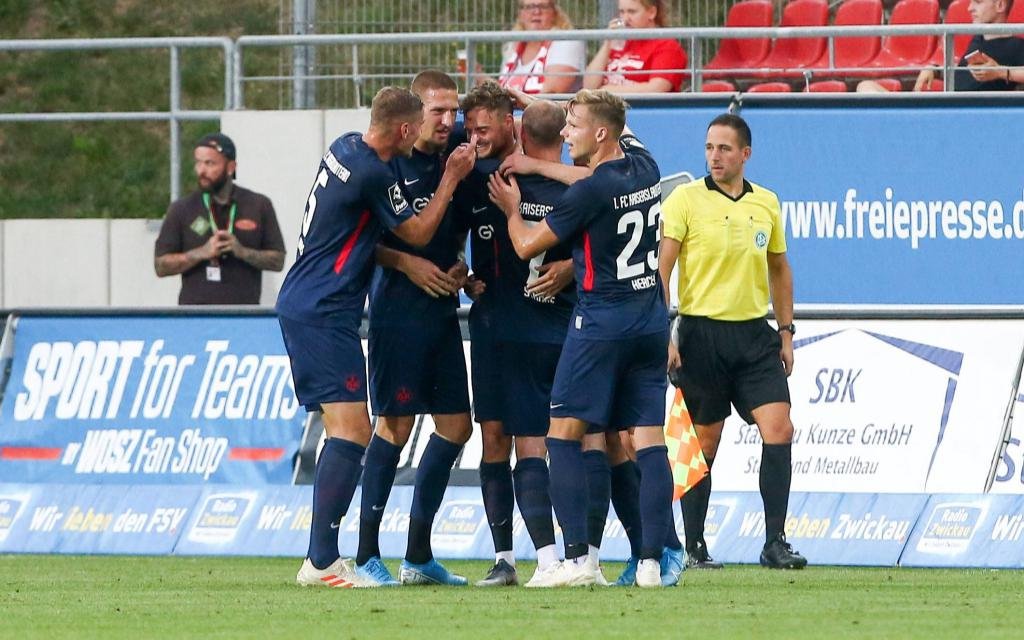 Zwickau, 26.08.2019, GGZ-Arena, Fußball, Herren, 3. Liga, 6. Spieltag , FSV Zwickau - 1. FC Kaiserslautern 3:5 (0:2) , Im Bild: Tor für Kaiserslautern, Spieler von Kaiserslautern jubeln nach dem Eigentor zum 0:2