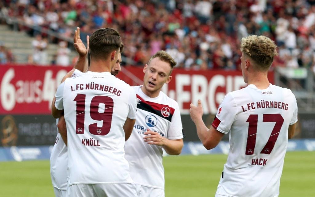 Freundschaftsspiel: 1. FC Nürnberg FCN ( Club ) - Paris St. Germain PSG - / DaMa - Jubel / Freude / Torjubel nach Tor zum 1:1 - Enrico Valentini (22, 1. FC Nürnberg / FCN ) und Mannschaft