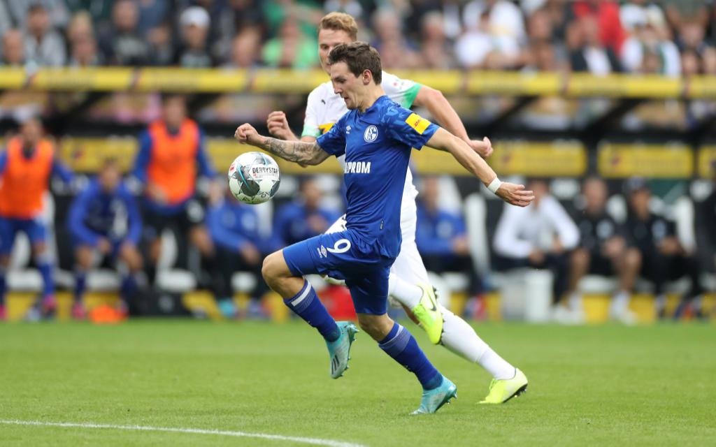 17.08.2019, Fussball, Saison 2019/2020, Bundesliga, 1. Spieltag - Borussia Mönchengladbach - FC Schalke 04, v. l. Benito Raman (FC Schalke 04) im Duell mit Nico ELVEDI (Borussia Mönchengladbach)