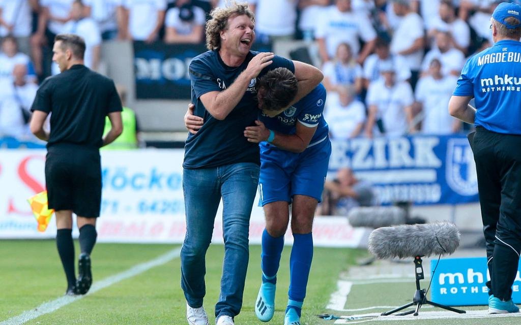 Lass dich drücken: Magdeburgs Stefan Krämer (l.) umarmt Christian Beck beim 5:1 gegen 1860.