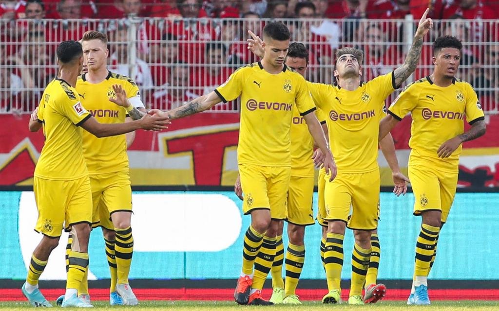 (190901) -- BERLIN, Sept. 1, 2019 -- Paco Alcacer (3rd R) of Dortmund celebrates his scoring during a German Bundesliga match between 1.FC Union Berlin and Borussia Dortmund in Berlin